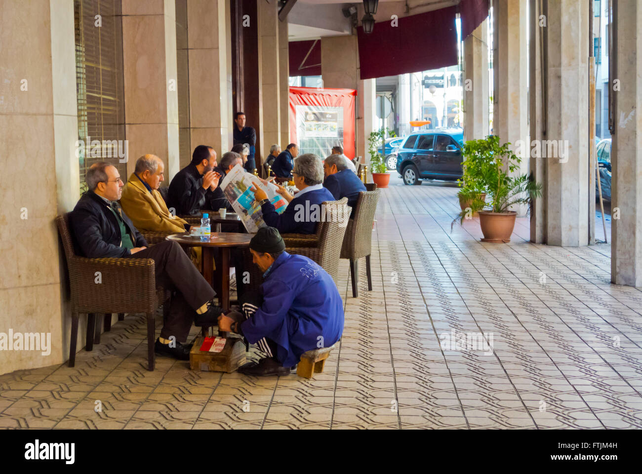Shoeshiner al lavoro, Casablanca, Marocco, Africa settentrionale Foto Stock