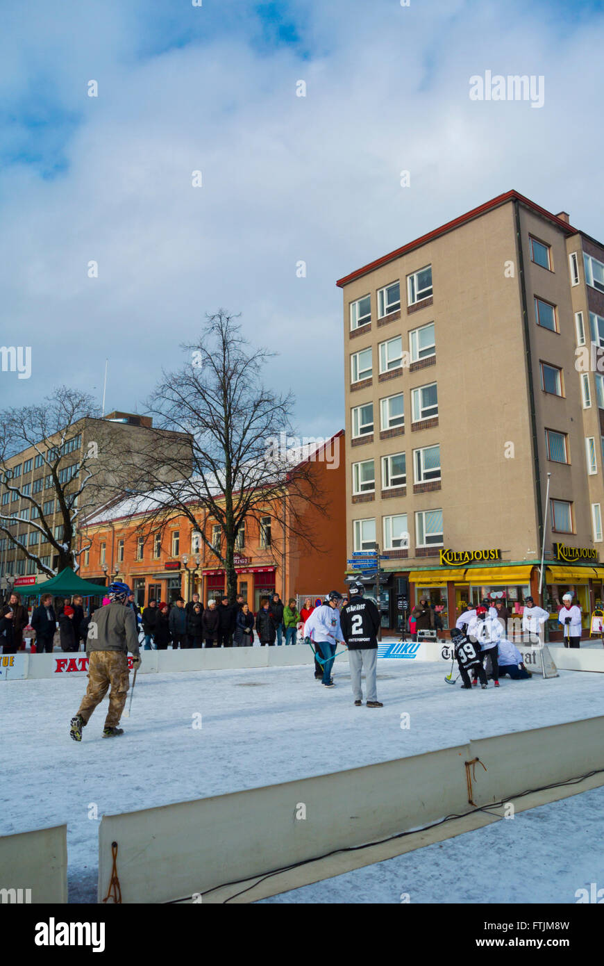 Il floorball partita sul ghiaccio, durante il festival di inverno, Pori, Finlandia Foto Stock