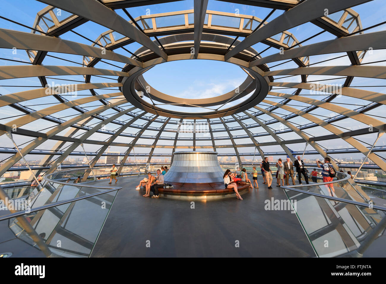 Berlino. Germania. Interno della cupola del Reichstag. Foto Stock