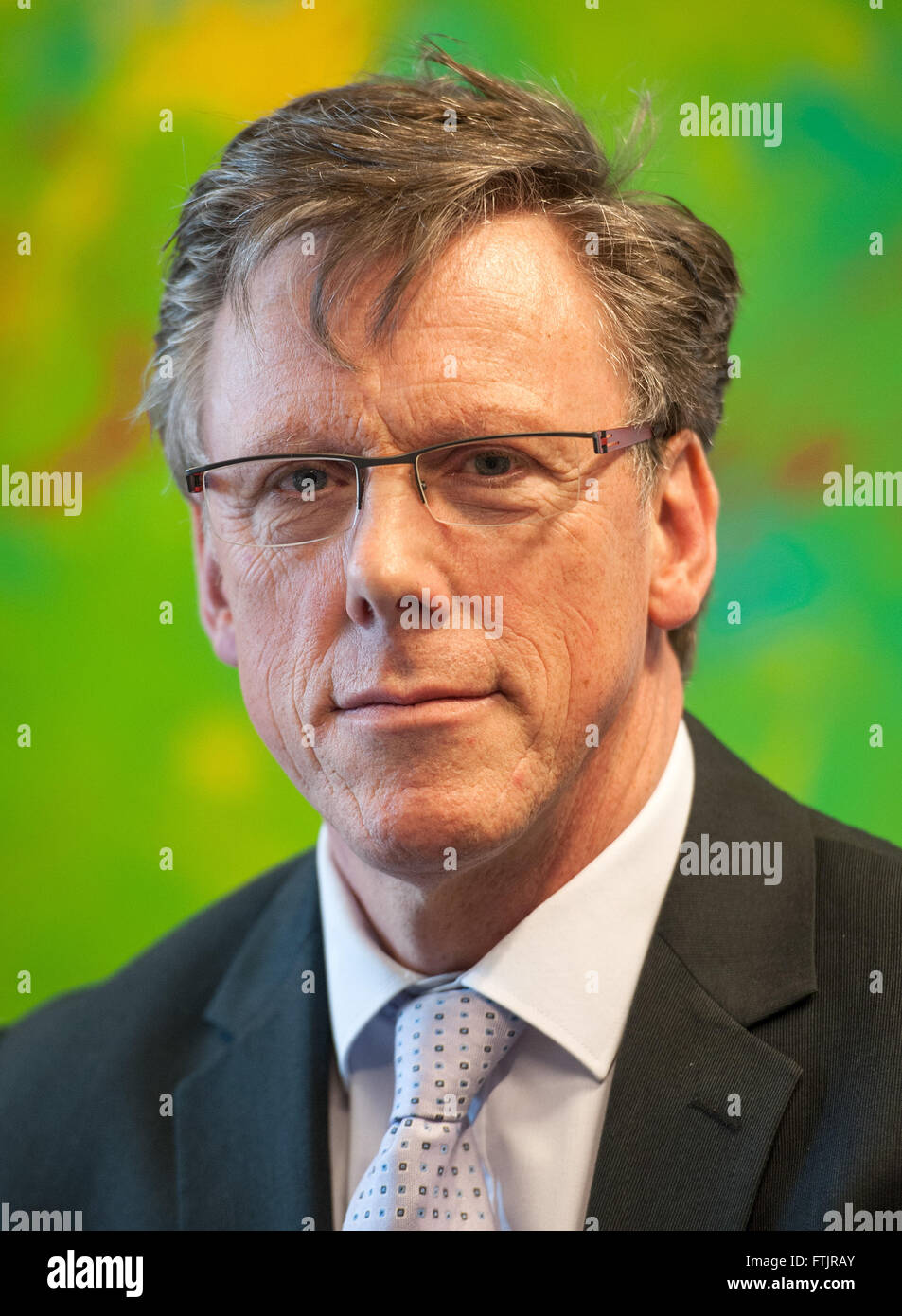 Bremerhaven, Germania. 29 Mar, 2016. La polizia di Bremerhaven il presidente Harry Goetze pone presso il quartier generale della polizia di Bremerhaven, Germania, 29 marzo 2016. Bremerhaven mantiene una posizione unica tra il tedesco le autorità di polizia come esso ha una forza comunale della polizia mentre appartenenti allo stato tedesco di Brema. Foto: INGO WAGNER/dpa/Alamy Live News Foto Stock