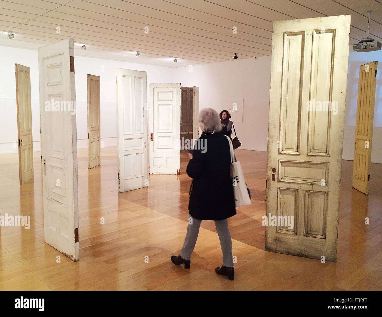 Lione, Francia. 08 Mar, 2016. L'installazione "porte" dall'artista Yoko Ono è in mostra presso il museo di arte a Lione, Francia, 08 marzo 2016. La retrospettiva "Lumiere de l'aube' (lit. Luce di alba) verrà eseguito a Lione fino al 10 luglio 2016. Foto: SABINE GLAUBITZ/dpa/Alamy Live News Foto Stock