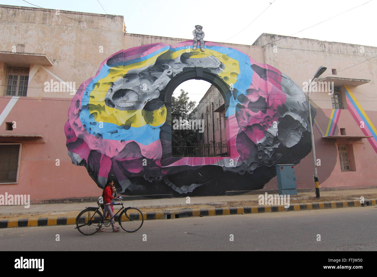 New Delhi, India. Xiv Feb, 2016. I bambini passano un murale da artisti svizzeri Pablo Togni e Christian Rebecchi in open air gallery a Colonia Lodhi a Nuova Delhi, India, 14 febbraio 2016. Più di 25 artisti provenienti da tutto il mondo hanno dipinto le pareti del distretto, come parte dell'annuale Street Art Festival organizzato dalla organizzazione Indial ARTE ST. Foto: DOREEN FIEDLER/DPA/Alamy Live News Foto Stock