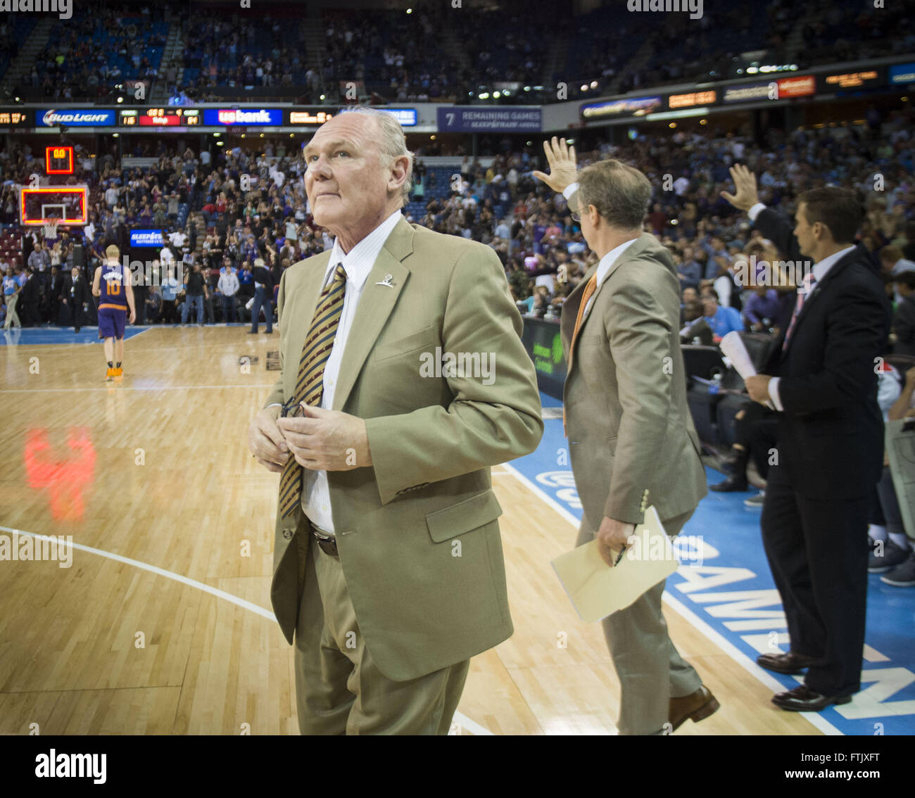 Sacramento, CA, Stati Uniti d'America. 25 Mar, 2016. Sacramento Kings head coach George Karl passeggiate fuori dalla Corte dopo che il suo team di vittoria contro i Phoenix Suns al Sleep Train Arena Venerdì, Marzo 25, 2016 a Sacramento. © Hector Amezcua/Sacramento Bee/ZUMA filo/Alamy Live News Foto Stock