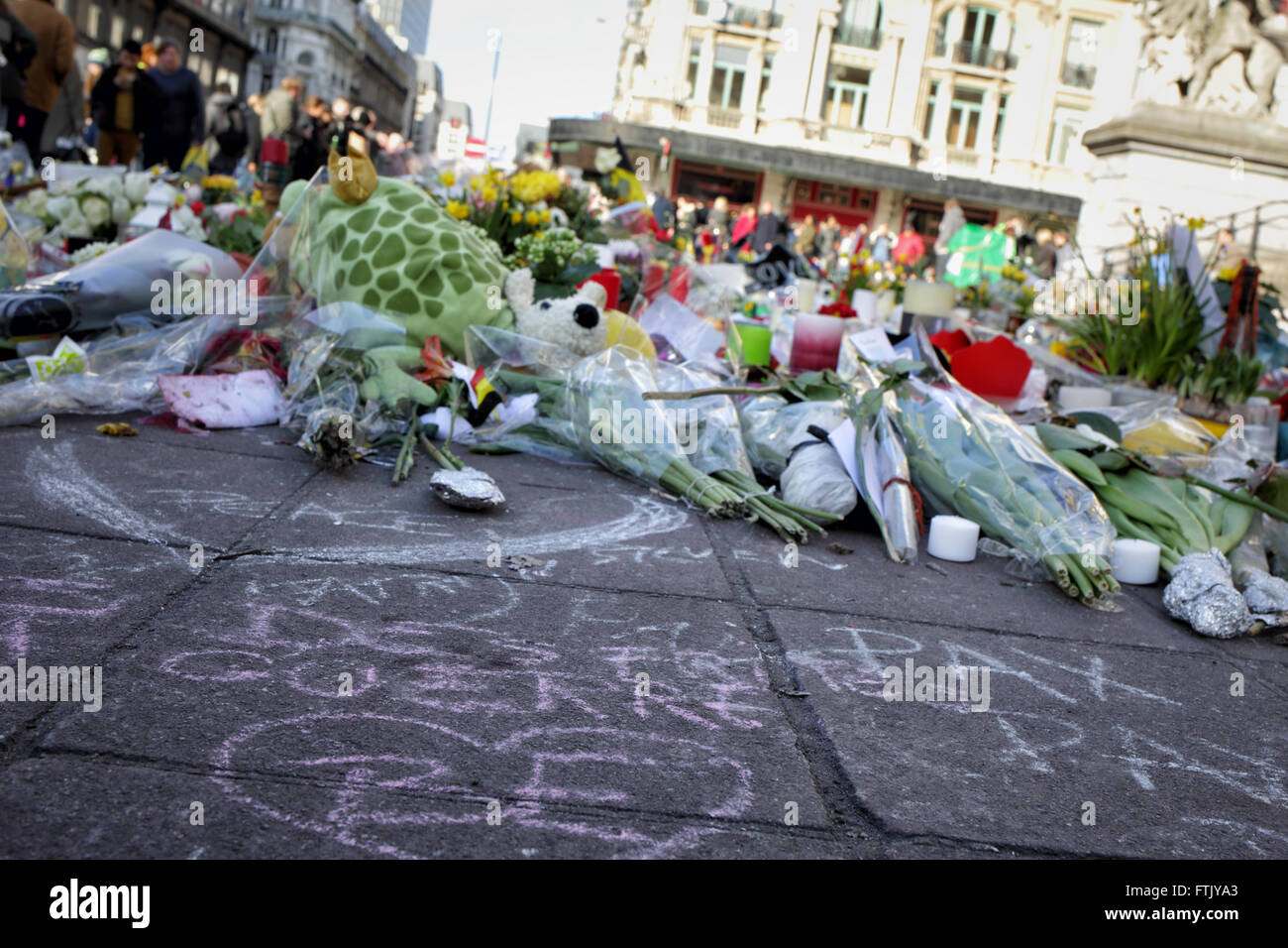 Fiori e messaggi alla Place de la Bourse in ricordo delle vittime delle ultime settimane gli attacchi di Bruxelles in Belgio Credito: Rey T. Byhre/Alamy Live News Foto Stock