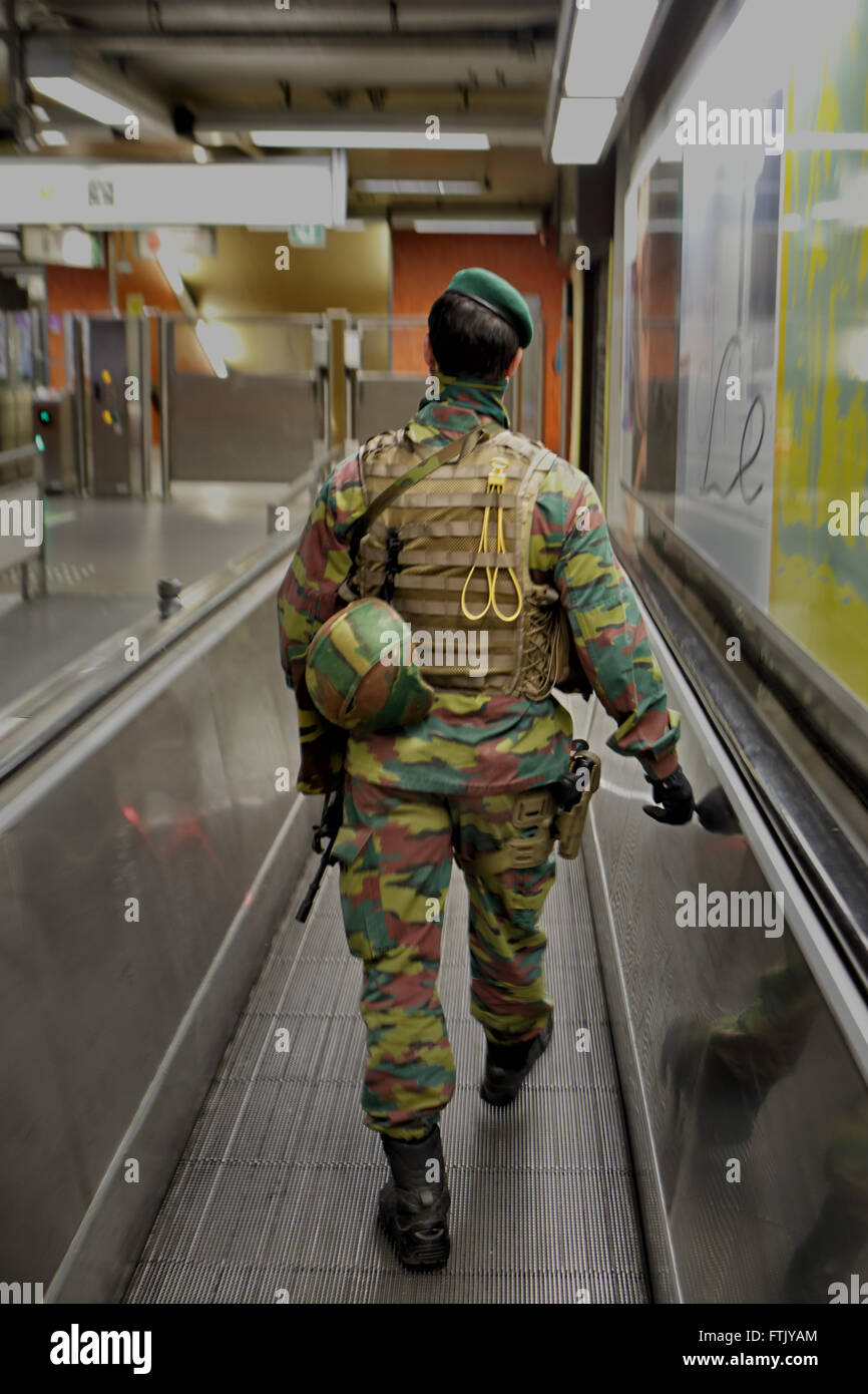 Bruxelles, Belgio. 29 marzo, 2016. Soldato di pattuglia in Schuman stazione della metropolitana. Il Belgio è ancora in allerme dopo le ultime settimane di attacchi, Bruxelles, Belgio Credito: Rey T. Byhre/Alamy Live News Foto Stock