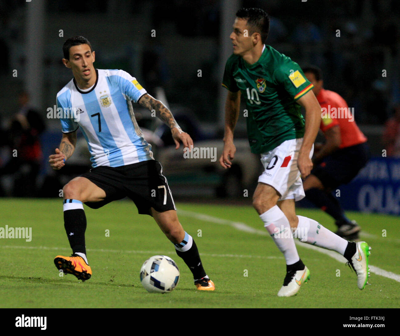 Cordoba, Argentina. 29 Mar, 2016. Argentina del Angel di Maria (L) vies con la Bolivia il Jhasmani Campos durante il loro match di qualificazione per il 2018 Russia World Cup a Mario Alberto Kempes stadio di Cordoba, Argentina, il 29 marzo 2016. L'Argentina ha vinto 2-0. © Martin Zabala/Xinhua/Alamy Live News Foto Stock