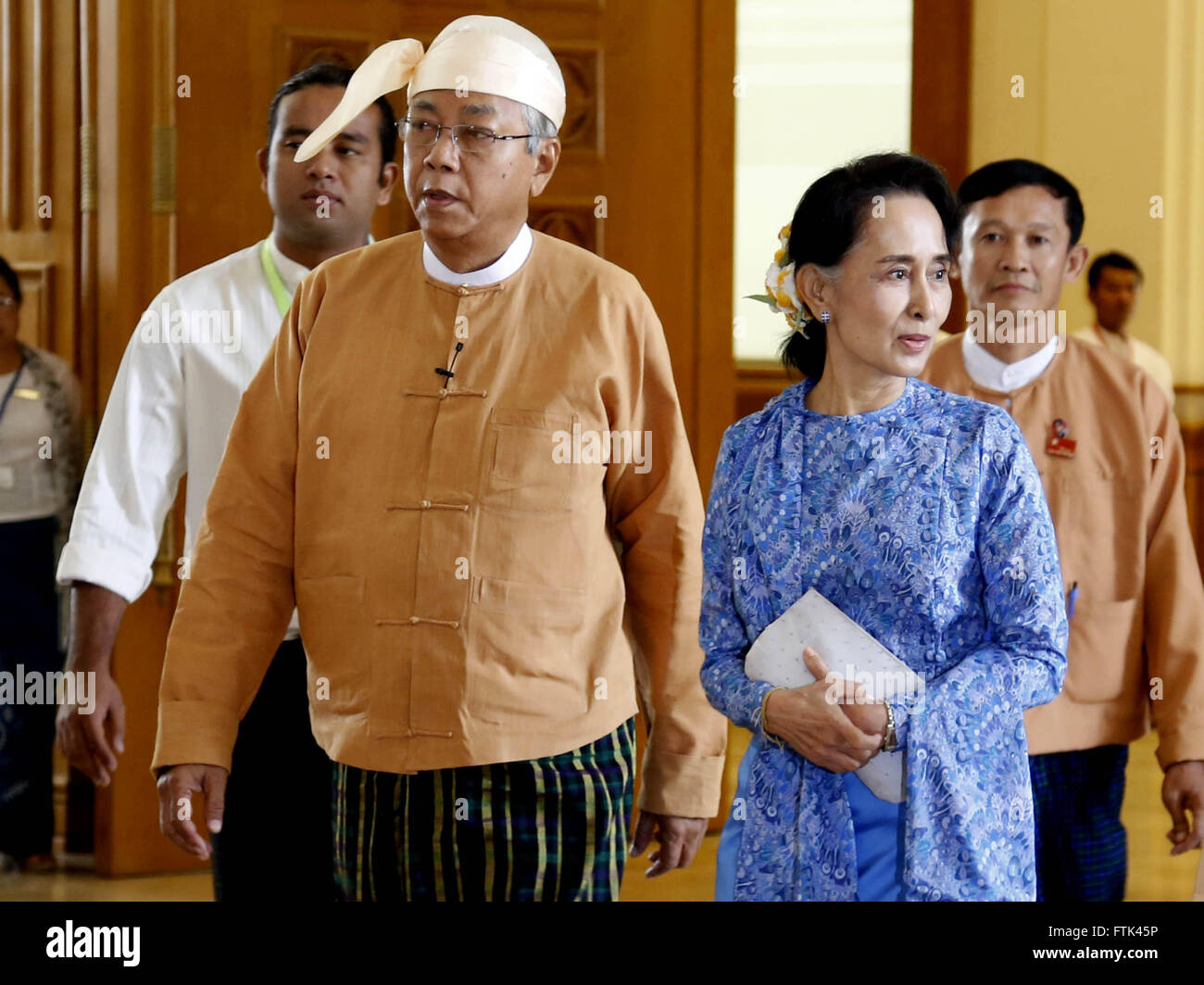 No Gen. Pyi Taw, Myanmar. 30 Mar, 2016. Il Myanmar è di nuovo presidente U Htin Kyaw (L, anteriore) e Presidente del Myanmar dominanti della Lega nazionale per la democrazia (NLD) di Aung San Suu Kyi (R, anteriore) arriva a partecipare ad una sessione di Unione di Myanmar il Parlamento in Nay Gen. Pyi Taw, Myanmar, Marzo 30, 2016. © U Aung/Xinhua/Alamy Live News Foto Stock