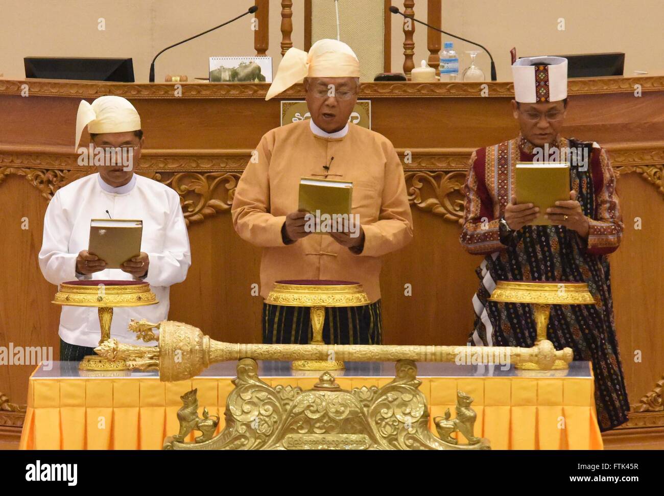 No Gen. Pyi Taw, Myanmar. 30 Mar, 2016. Myanmar il neo-eletto presidente U Htin Kyaw (C), militare-assegnato il primo Vice Presidente U Myint Swe (L) e secondo vice presidente della Lega nazionale per la democrazia (NLD) U Henry Van tio prestare giuramento presso l'Unione europea il Parlamento in Nay Gen. Pyi Taw, Myanmar, Marzo 30, 2016. © MOI/Xinhua/Alamy Live News Foto Stock