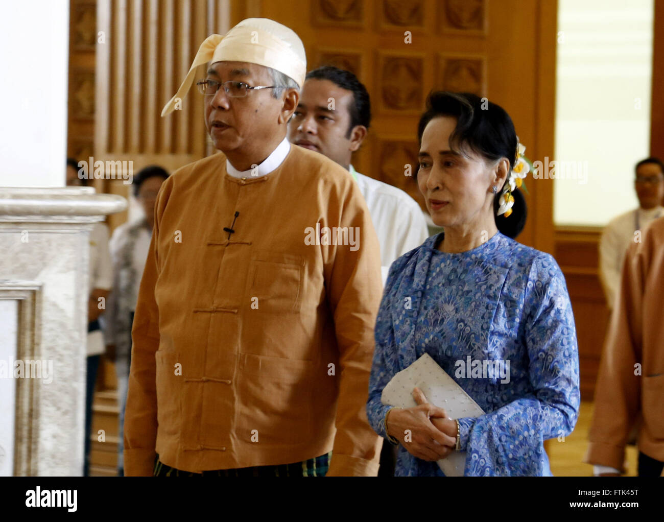 No Gen. Pyi Taw, Myanmar. 30 Mar, 2016. Il Myanmar è di nuovo presidente U Htin Kyaw (L, anteriore) e Presidente del Myanmar dominanti della Lega nazionale per la democrazia (NLD) di Aung San Suu Kyi (R, anteriore) arrivano a partecipare ad una sessione di Unione di Myanmar il Parlamento in Nay Gen. Pyi Taw, Myanmar, Marzo 30, 2016. © U Aung/Xinhua/Alamy Live News Foto Stock