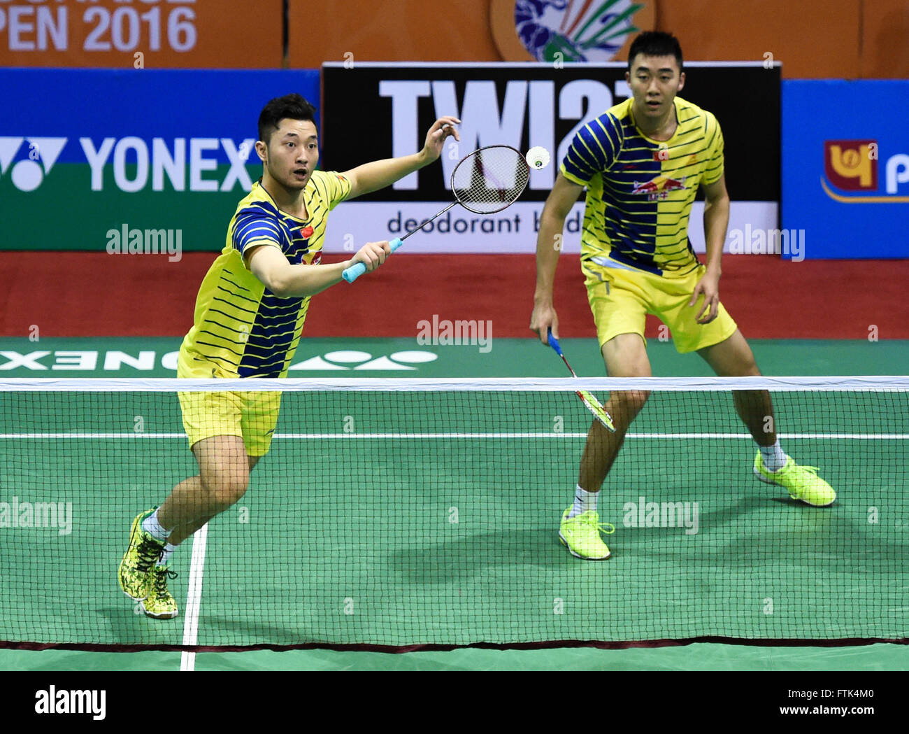 New Delhi. 30 Mar, 2016. Chai Biao (L) e Hong Wei di ritorno in Cina la navetta durante Uomini Doppio match di primo turno contro Kim Astrup e Anders Skaarup - Rasmussen della Danimarca di 2016 BWF India Baminton aperto nel torneo di New Delhi, il 30 marzo 2016. Chai Biao e Hong Wei ha vinto 2-1(21-19, 18-21, 21-18). © Bi Xiaoyang/Xinhua/Alamy Live News Foto Stock