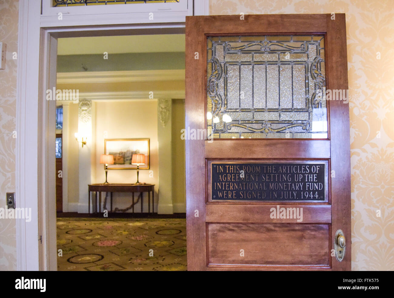 (160330) -- BRETTON WOODS, Marzo 30, 2016 (Xinhua) -- foto presa nel febbraio 10, 2016 mostra la "camera d'Oro" presso il Mount Washington, a Bretton Woods, gli Stati Uniti. Gli articoli di accordo per la creazione del Fondo monetario internazionale (FMI) sono stati firmati in questa sala nel luglio 1944. I delegati provenienti da 44 nazioni si sono riuniti a Bretton Woods per prendere parte alle Nazioni Unite monetario e finanziario Conferenza e martellate fuori l Accordo di Bretton Woods. Sotto le istituzioni di Bretton Woods regime, il dollaro degli Stati Uniti sono state bloccate per oro e tutte le altre monete sono state ancorato al dollaro statunitense. E il mone internazionale Foto Stock