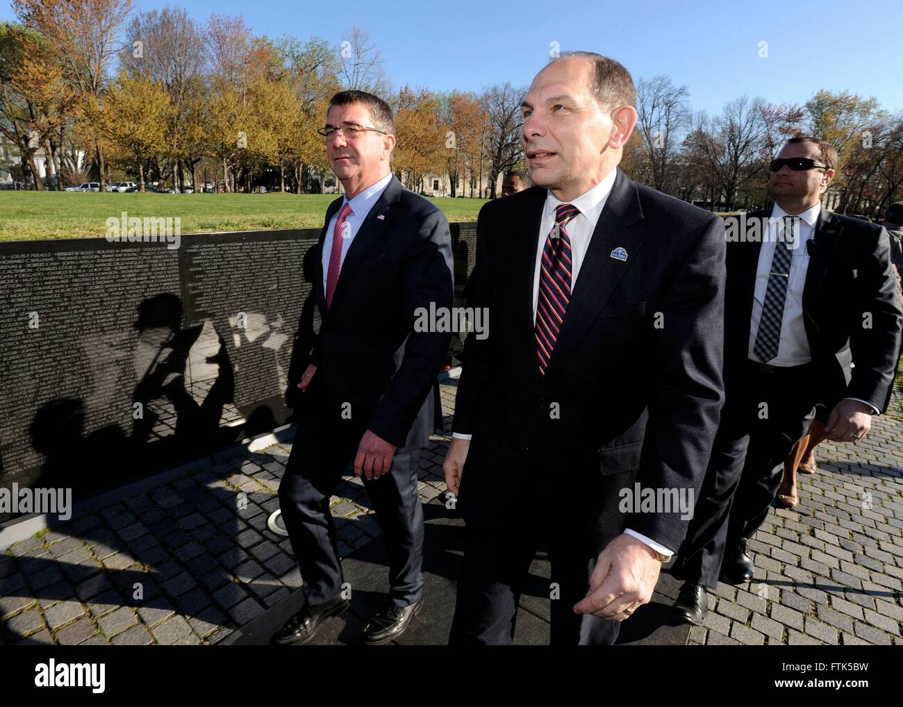 Washington, DC, Stati Uniti d'America. 29 marzo, 2016. Stati Uniti Il Segretario della Difesa Ashton Carter, sinistra e Segretario della Veterans Affairs Robert McDonald visita il Memoriale dei Veterani del Vietnam per contrassegnare il Vietnam Veterans giorno Marzo 29, 2016 a Washington, DC. Credito: Planetpix/Alamy Live News Foto Stock