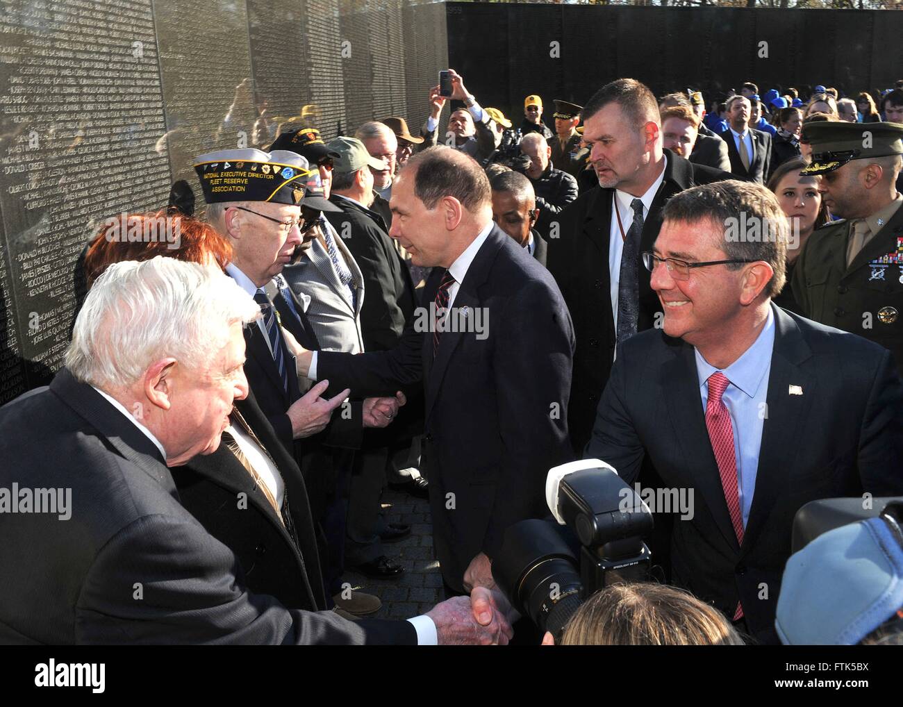 Washington, DC, Stati Uniti d'America. 29 marzo, 2016. Stati Uniti Il Segretario della Difesa Ashton Carter, destra e Segretario della Veterans Affairs Robert McDonald salutare i veterani nel corso di una cerimonia presso il Memoriale dei Veterani del Vietnam in occasione del cinquantesimo Vietnam Veterans giorno Marzo 29, 2016 a Washington, DC. Credito: Planetpix/Alamy Live News Foto Stock