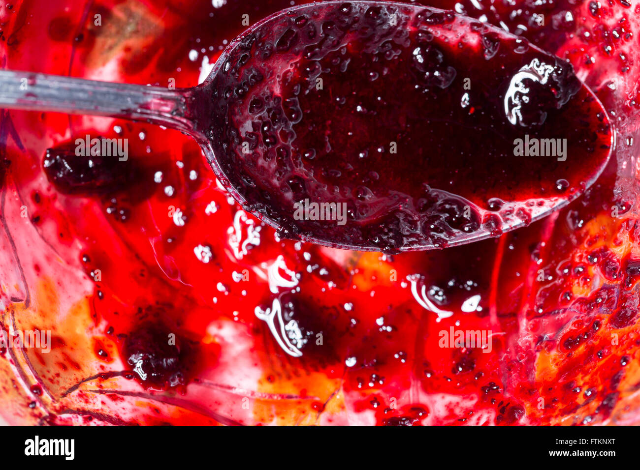 Cucchiaio con confettura di mirtilli close up Foto Stock