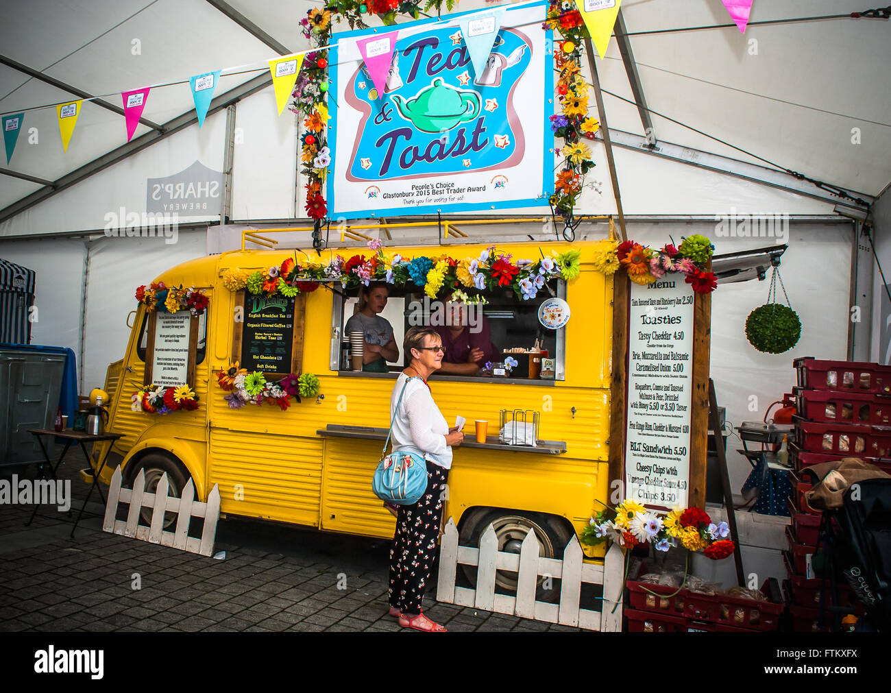 Un piccolo e pittoresco van convertito per servire i rinfreschi presso il british street food festival nel 2015. Foto Stock