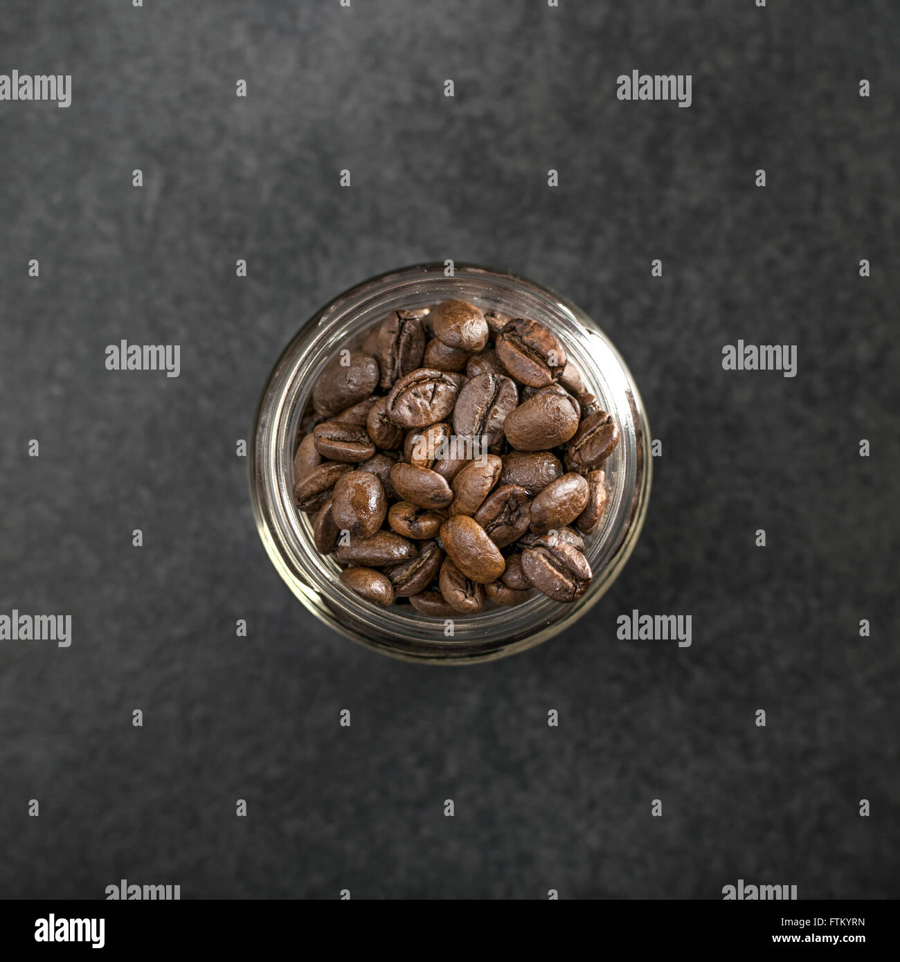 I chicchi di caffè in un vasetto di vetro, dal di sopra Foto Stock