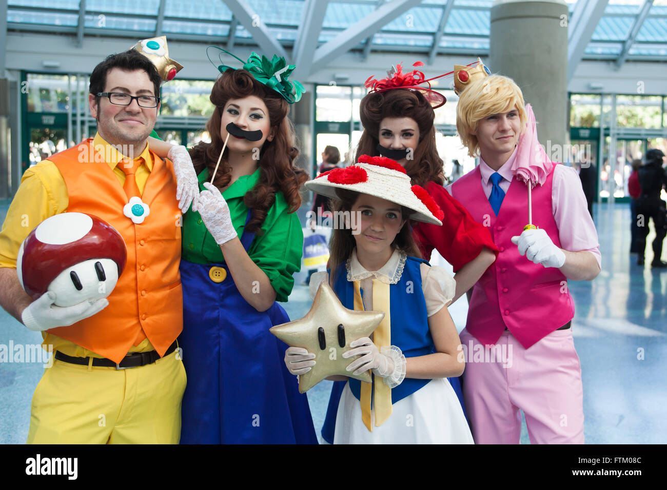 WONDERCON: Los Angeles Convention Center, 25 marzo thru 27, 2016. Cosplayers vestito come caratteri di Super Mario giochi video. Foto Stock