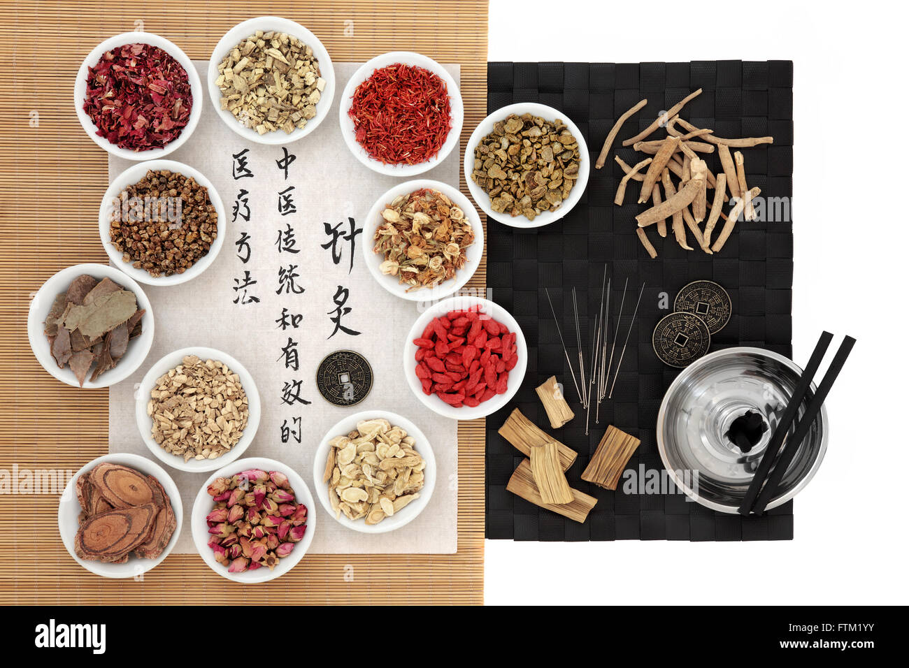 Erbe cinesi, aghi di agopuntura, moxa bastoni e i ching monete con la calligrafia su carta di riso. Traduzione descrive acupunct Foto Stock