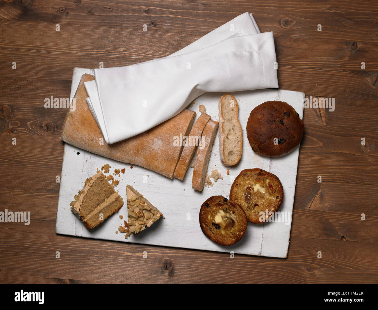 Vari tipi di pane e la torta su un tagliere Foto Stock