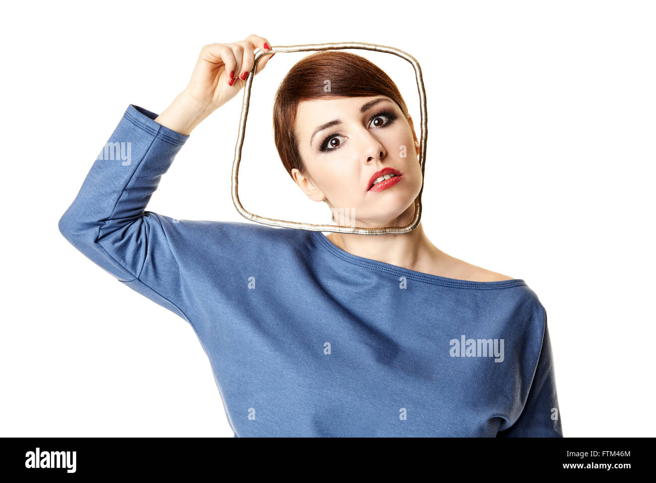 Studio Ritratto di giovane donna che fa una faccia. Percorso di clipping. Foto Stock