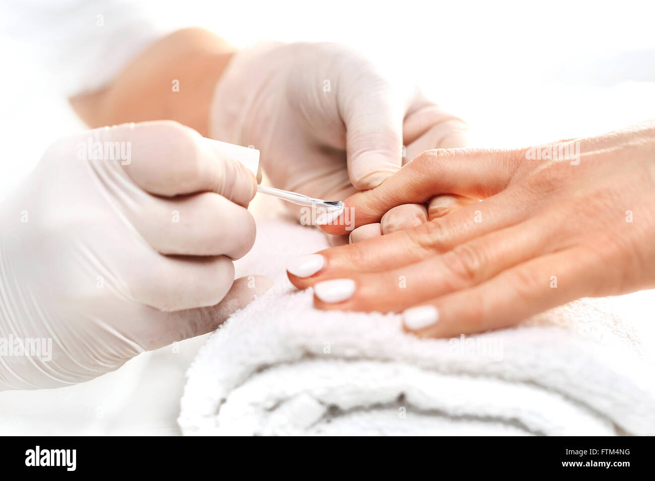 Salone di bellezza, manicure. Manicure, un salone di bellezza. Chiodo della pittura. Le mani della donna durante un salone di manicure Foto Stock