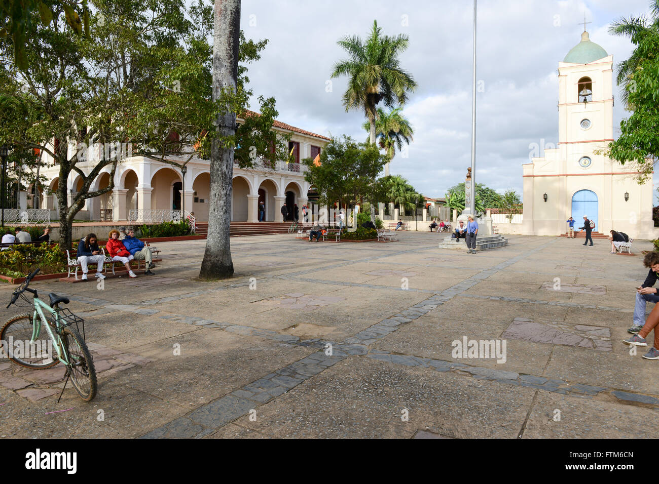 Vinales, Cuba . 25 gennaio 2016: la gente parlare in seduta sulle panchine a Vinales, una piccola città e comune nel nord ce Foto Stock