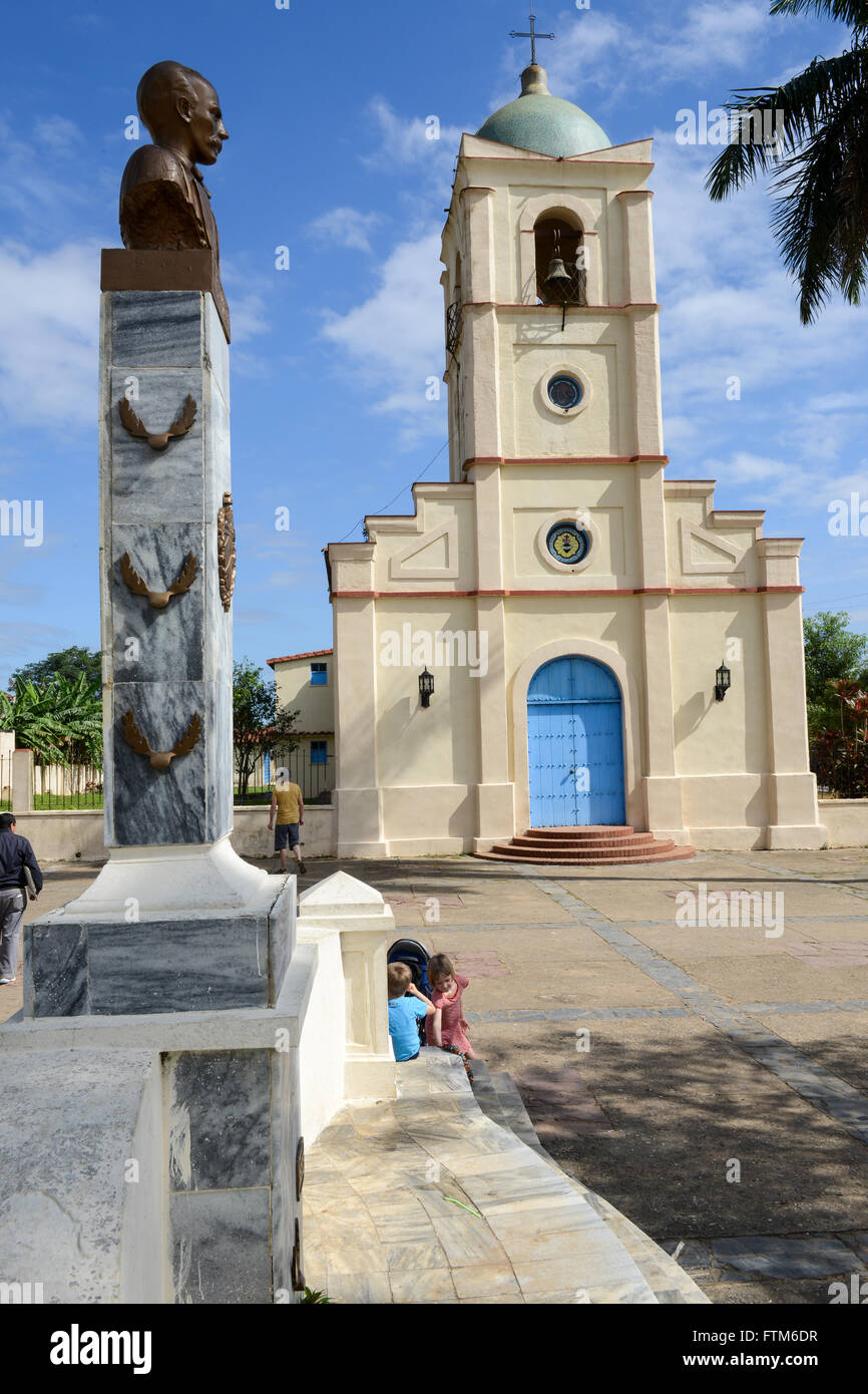 Vinales, Cuba . 25 gennaio 2016: la gente parlare in seduta sulle panchine a Vinales, una piccola città e comune nel nord ce Foto Stock