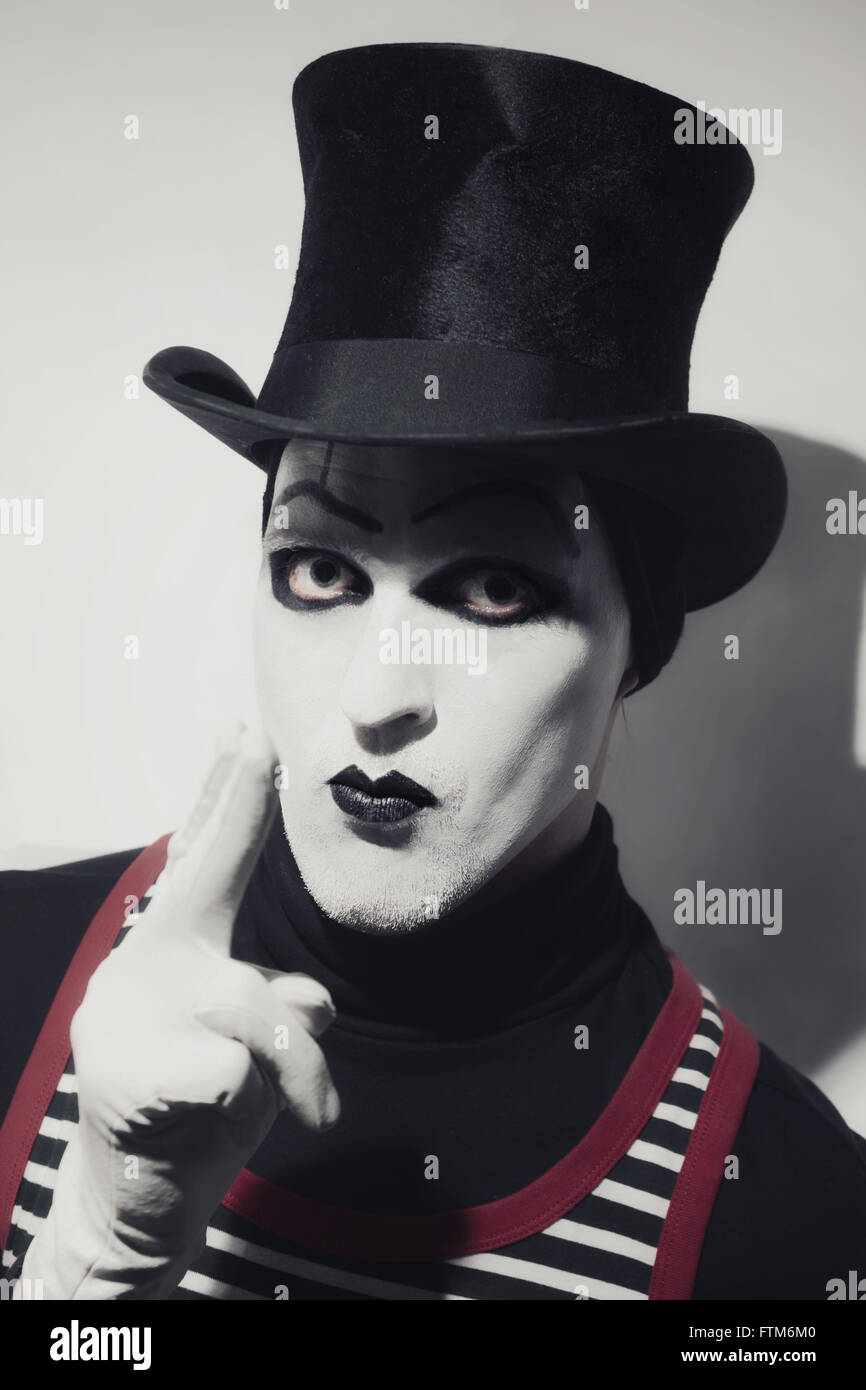 Ritratto di Mad Hatter vestito con cappello nero su sfondo bianco Foto Stock