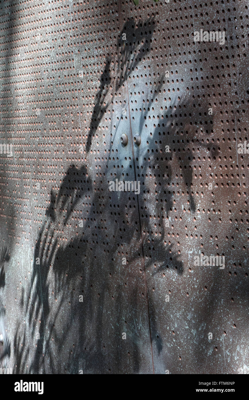 Punzonato pattern in lamiera di acciaio. Artwork Kings Park, Perth, Western Australia Foto Stock
