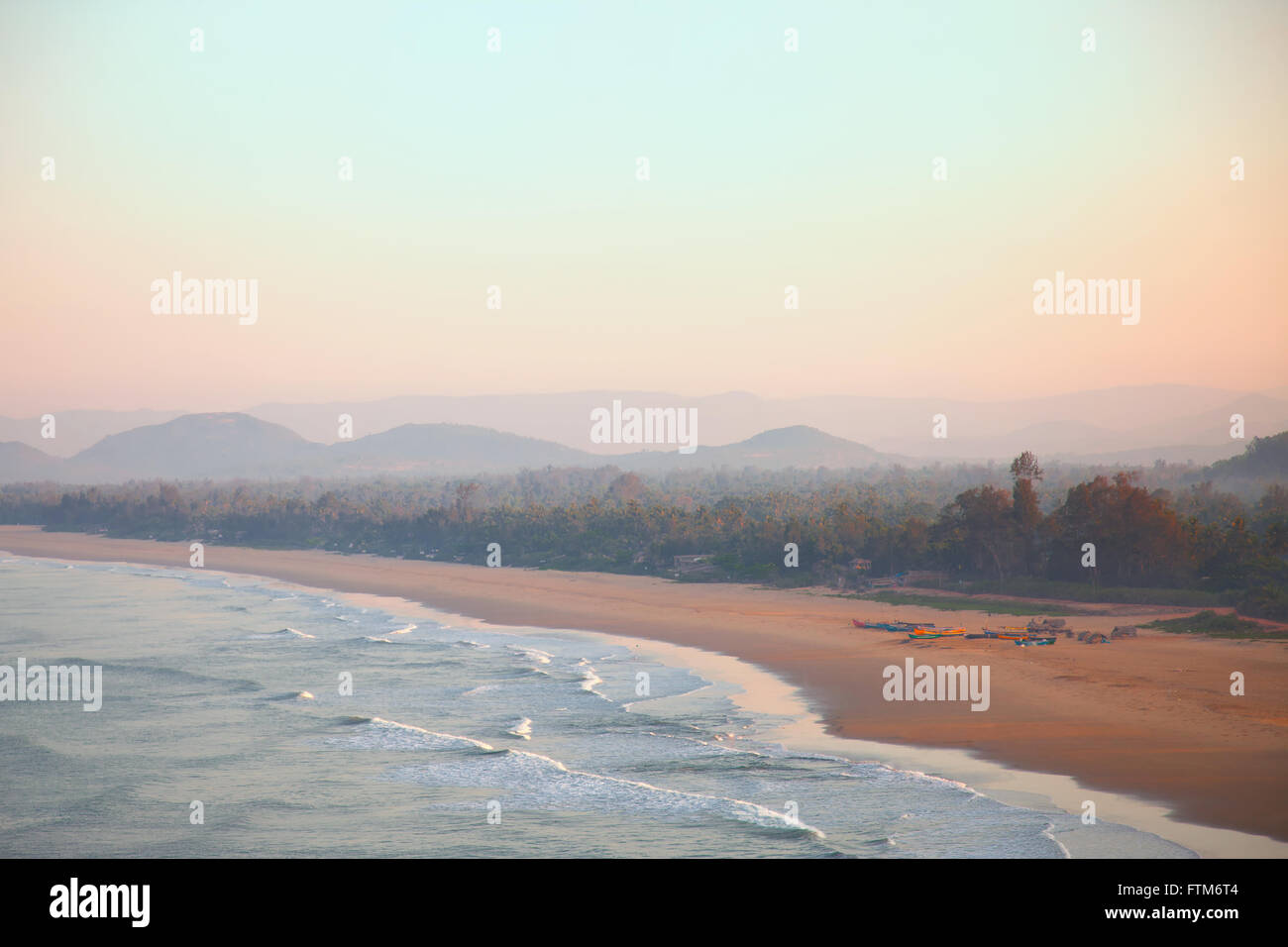 Bellissimo paesaggio di mattina con il mare e le montagne. Gokarna, India Foto Stock