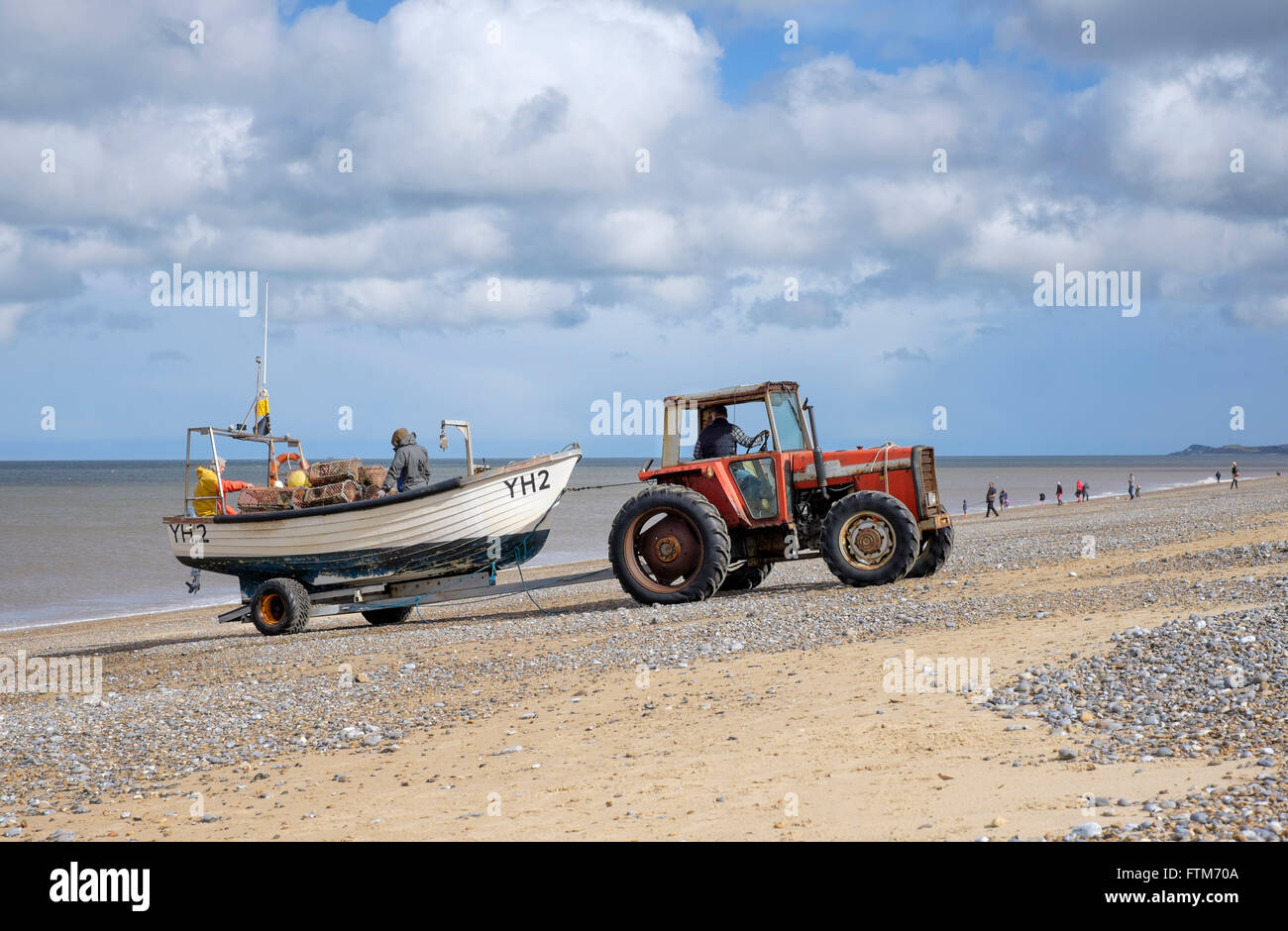 Il trattore lanciando un granchio/aragosta barca da pesca per andare per la pesca costiera vicino a Cley accanto al mare, Norfolk, Inghilterra, Regno Unito Foto Stock