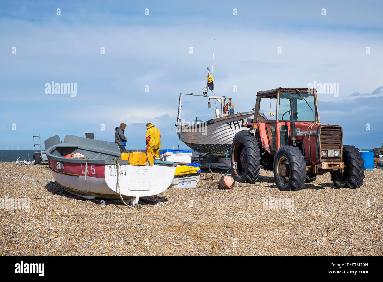 Granchi e aragoste preparare i pescatori a pescare sulla spiaggia a Cley accanto al mare, Norfolk, Inghilterra, Regno Unito Foto Stock