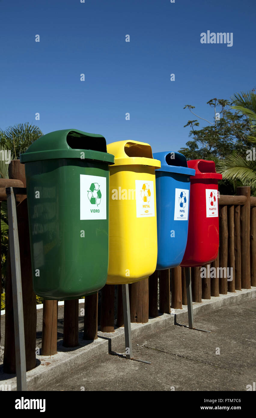 Raccoglitori di rifiuti riciclabili Foto Stock