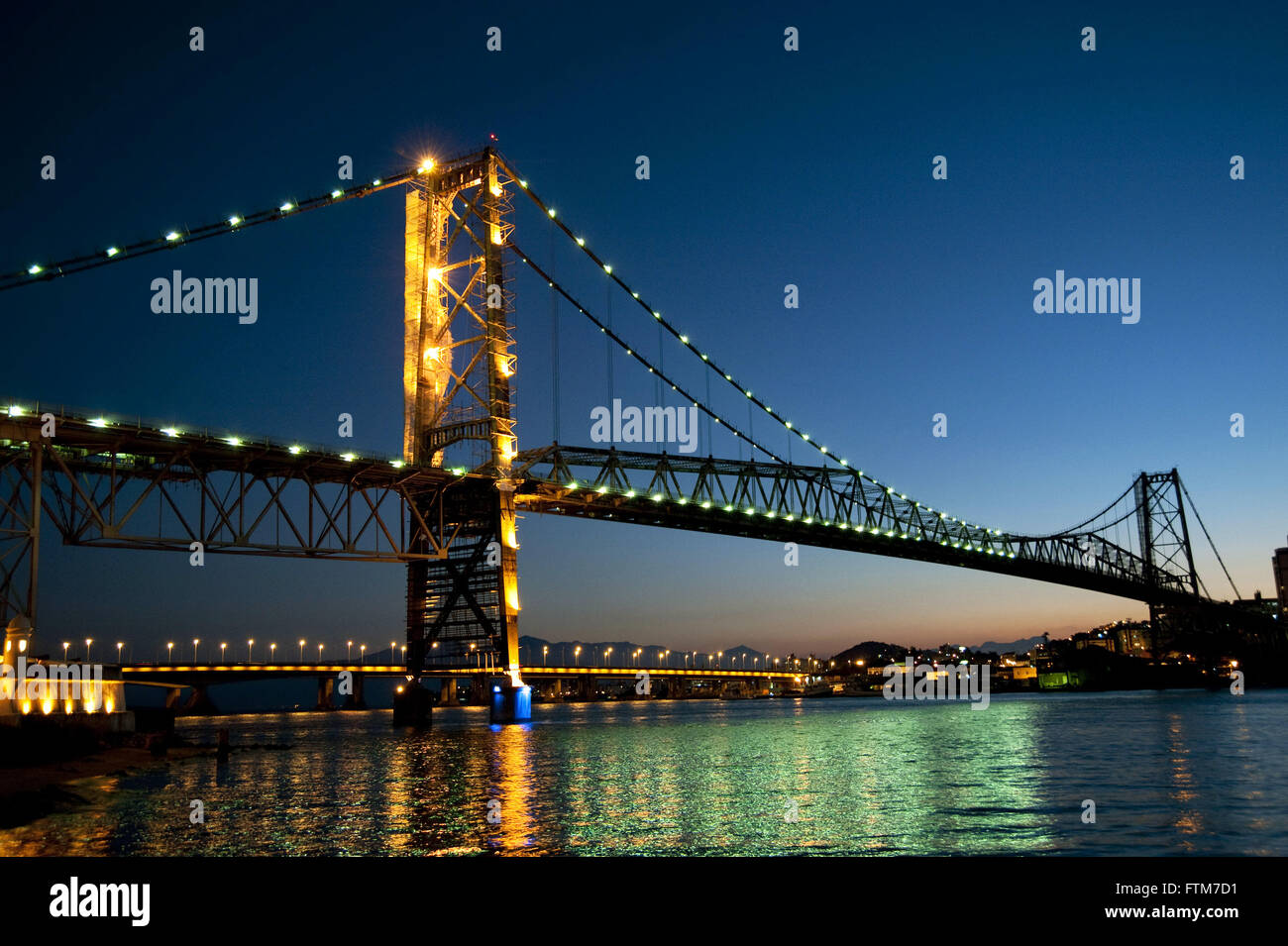 Vista dal ponte Hercilio City Light Florianopolis - costruito nel 1922 collega l'isola alla terraferma Foto Stock