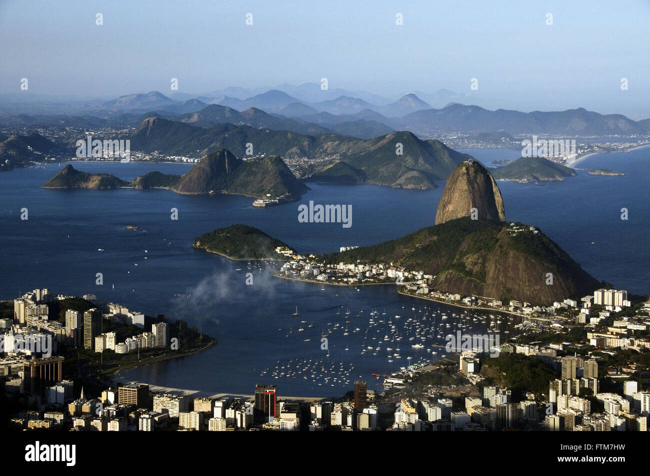 Il Botafogo Bay con il Morro da Urca e Pao de Acucar - incidentali Niteroi Foto Stock
