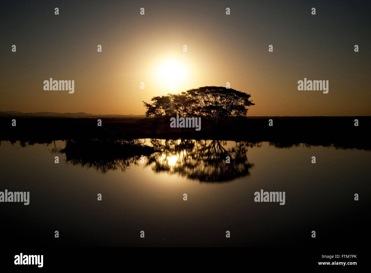 Dal tramonto sul paesaggio del fiume al crepuscolo delle acque salmastre Foto Stock