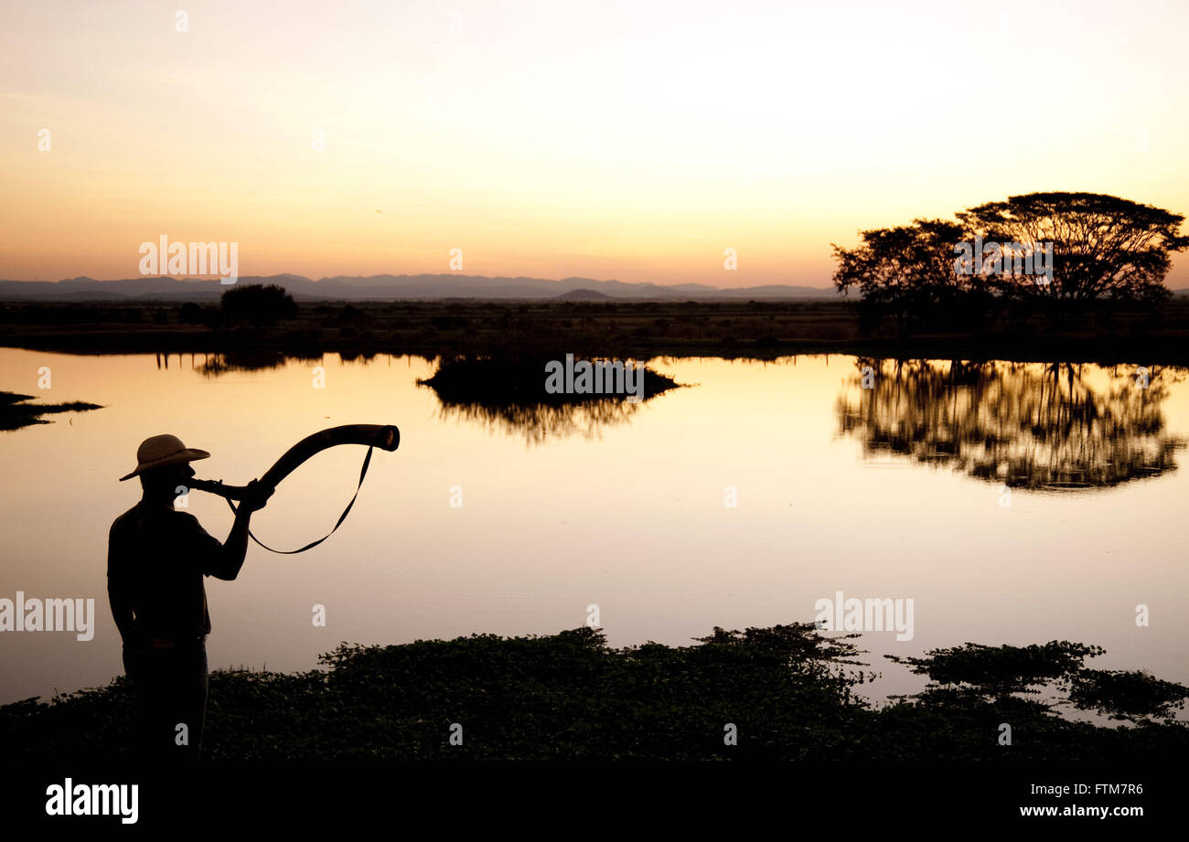 Pantaneiro giocando sulle rive del pacchiano corixo Sao Domingos - Pantanal Sud Foto Stock