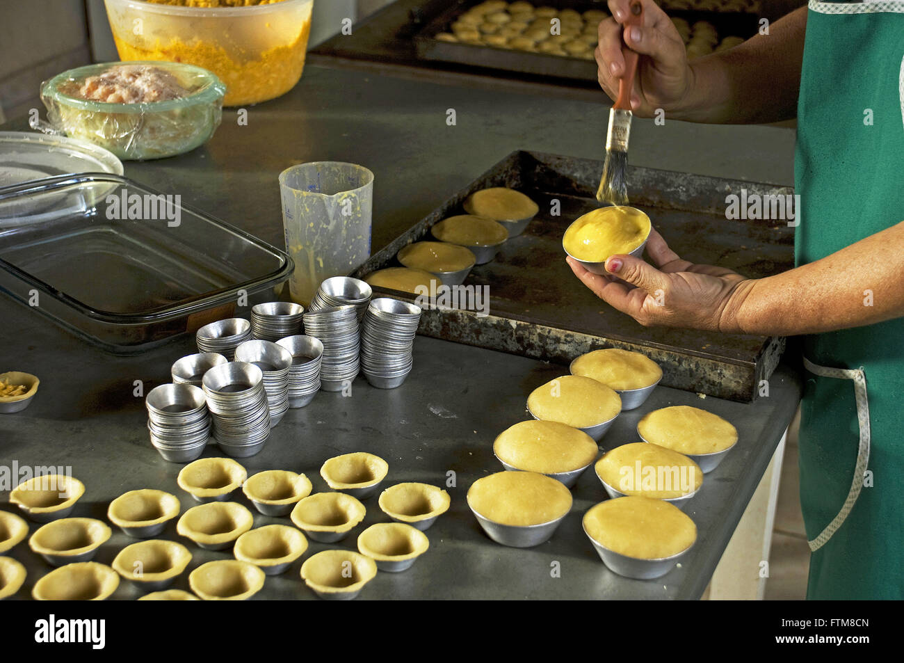 Preparazione del pollo crostate con massa marcio - fruttivendolo Agriturismo Santa Luzia Foto Stock