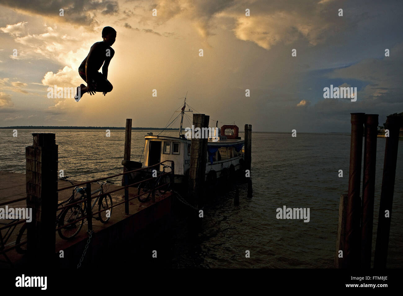 Diving adolescenti sul fiume Rio delle Amazzoni - Distretto Icoaraci Foto Stock