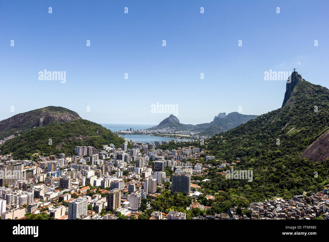 Vista aerea del Morro do Corcovado destra e Baia Guanabara in background Foto Stock