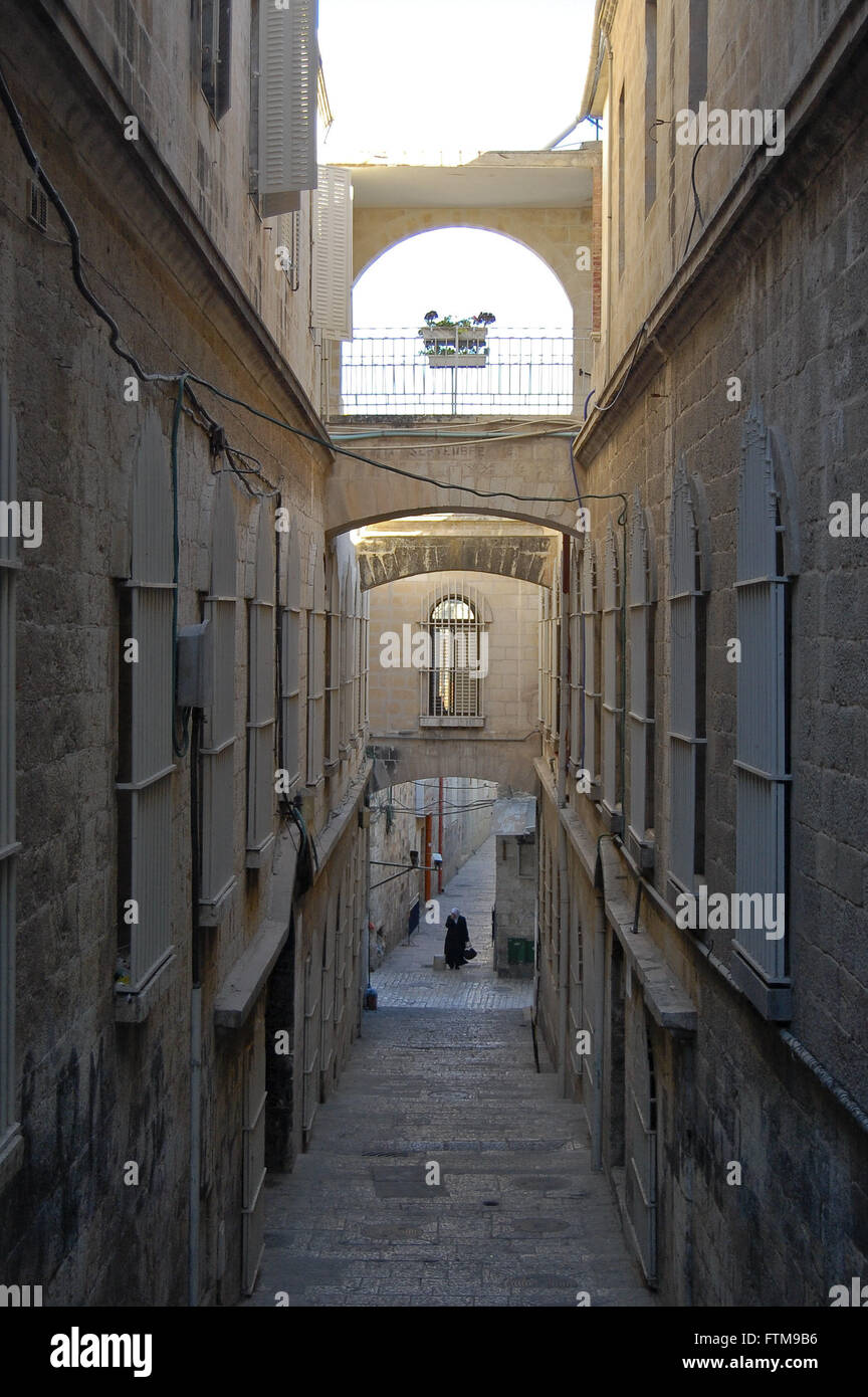 Street nella città vecchia di Gerusalemme e le sue case in pietra Foto Stock
