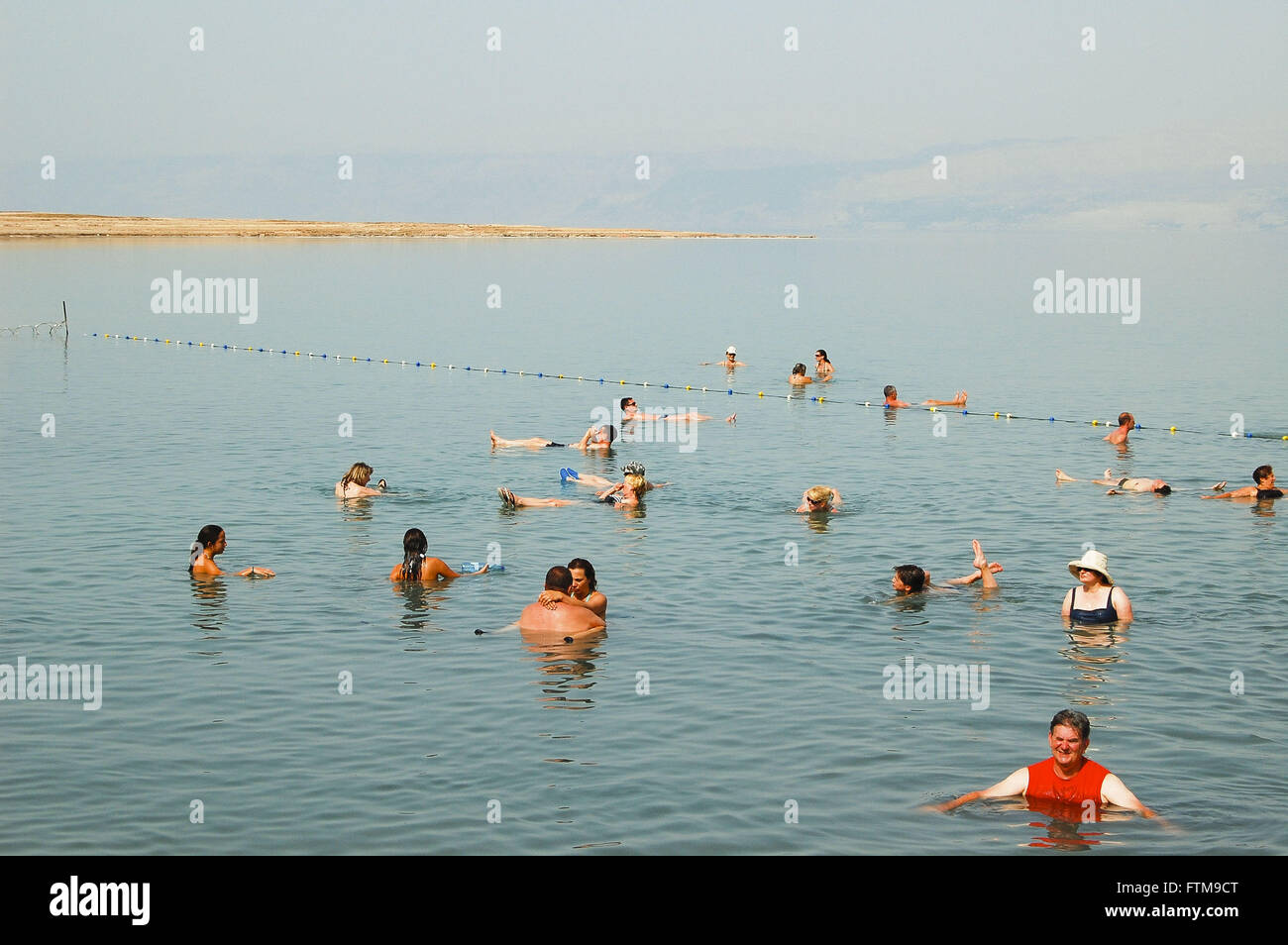 Gente che nuota mar morto israele immagini e fotografie stock ad alta  risoluzione - Alamy