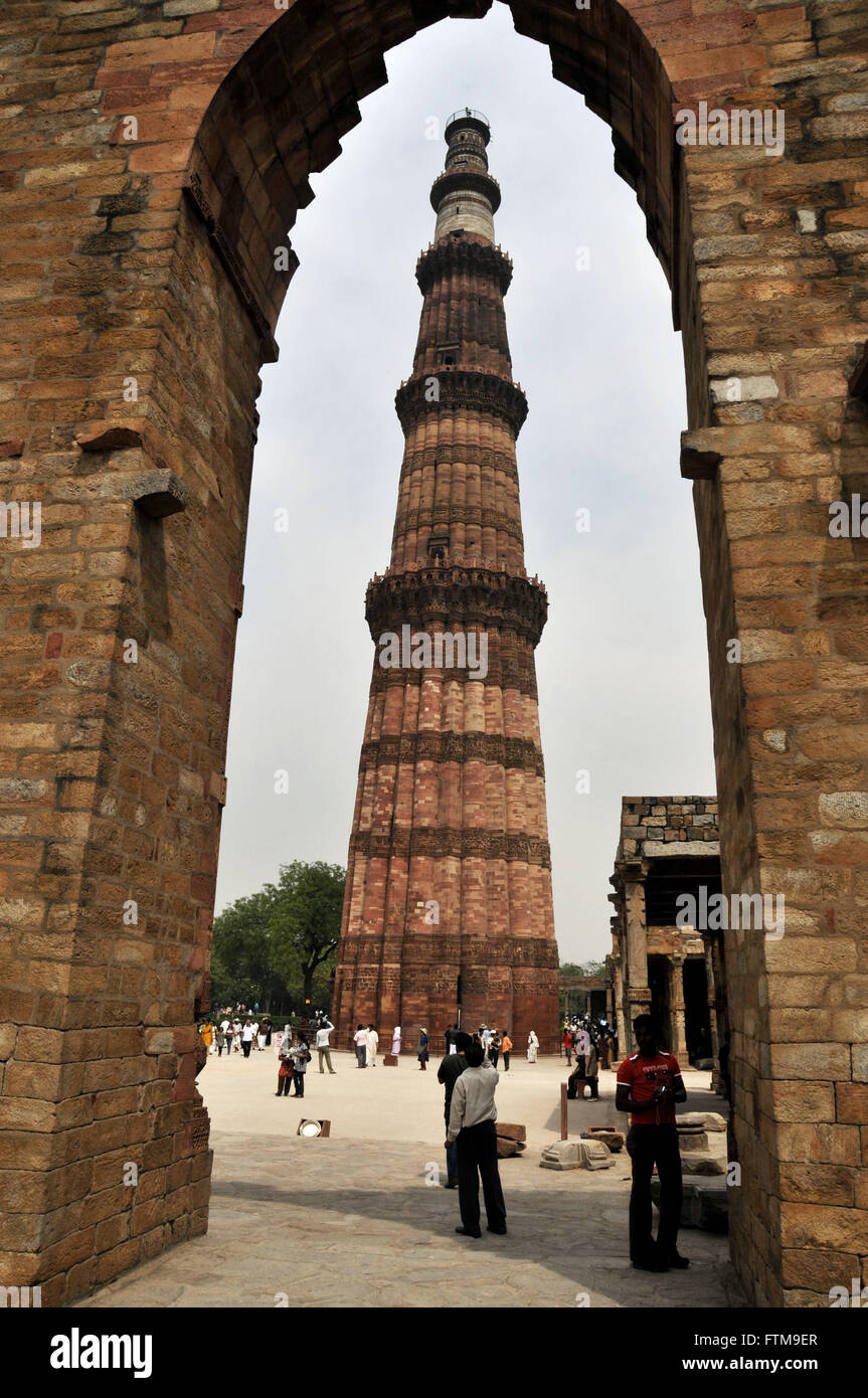 Qutub Minar - il più alto minareto in mattoni del mondo nella città di New Delhi Foto Stock
