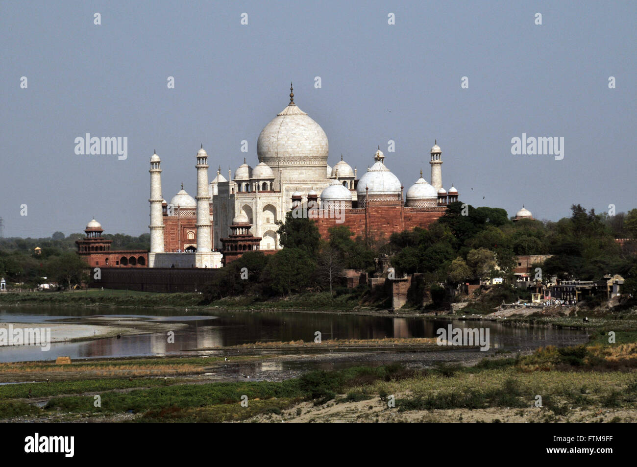 Mausoleo Taj Mahal visto da fort di Agra - Jamuna o fiume Yamuna in primo piano Foto Stock