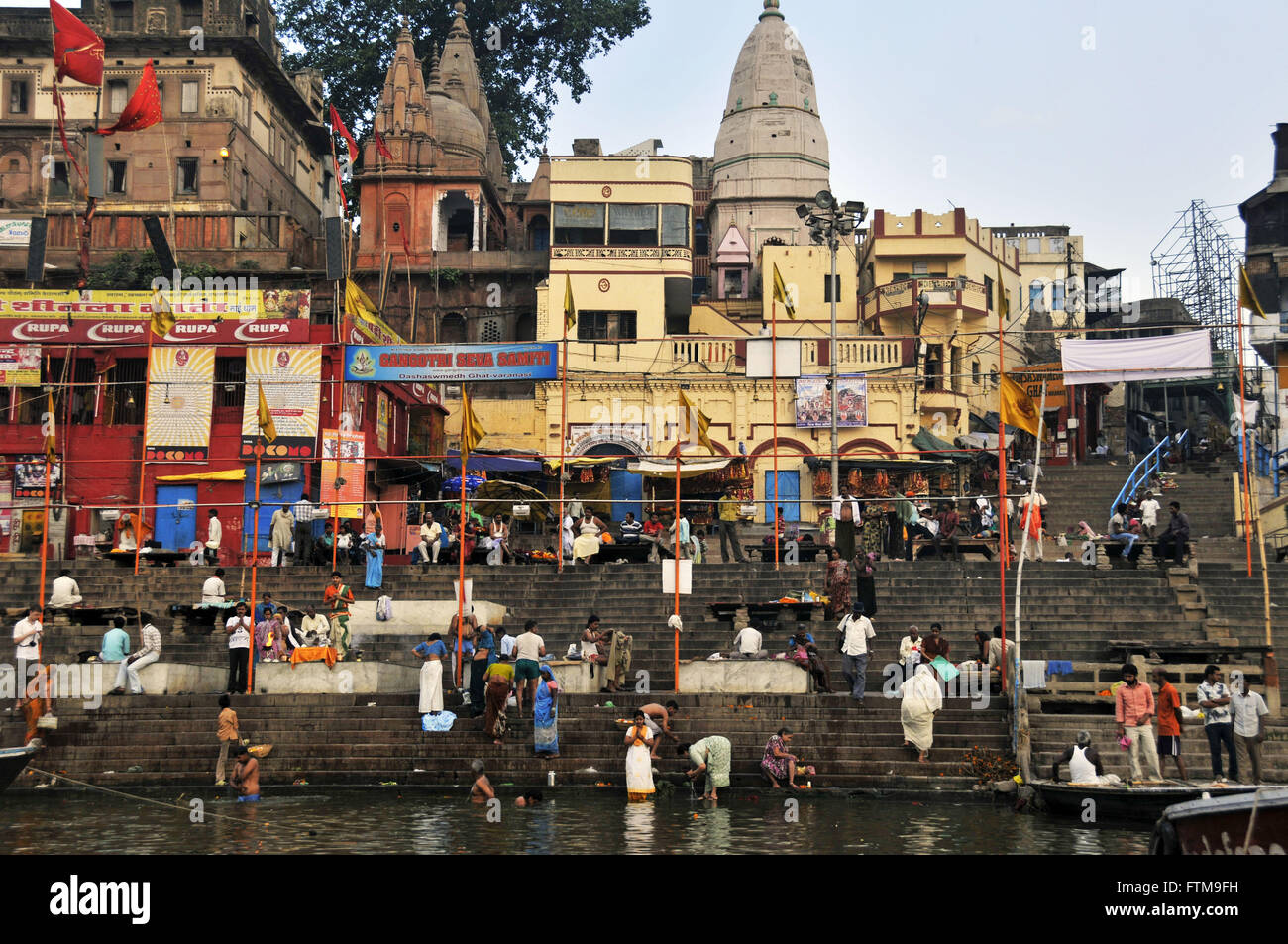 Gange fiume sul bordo della città di Varanasi - considerato un fiume sacro per gli Indù Foto Stock