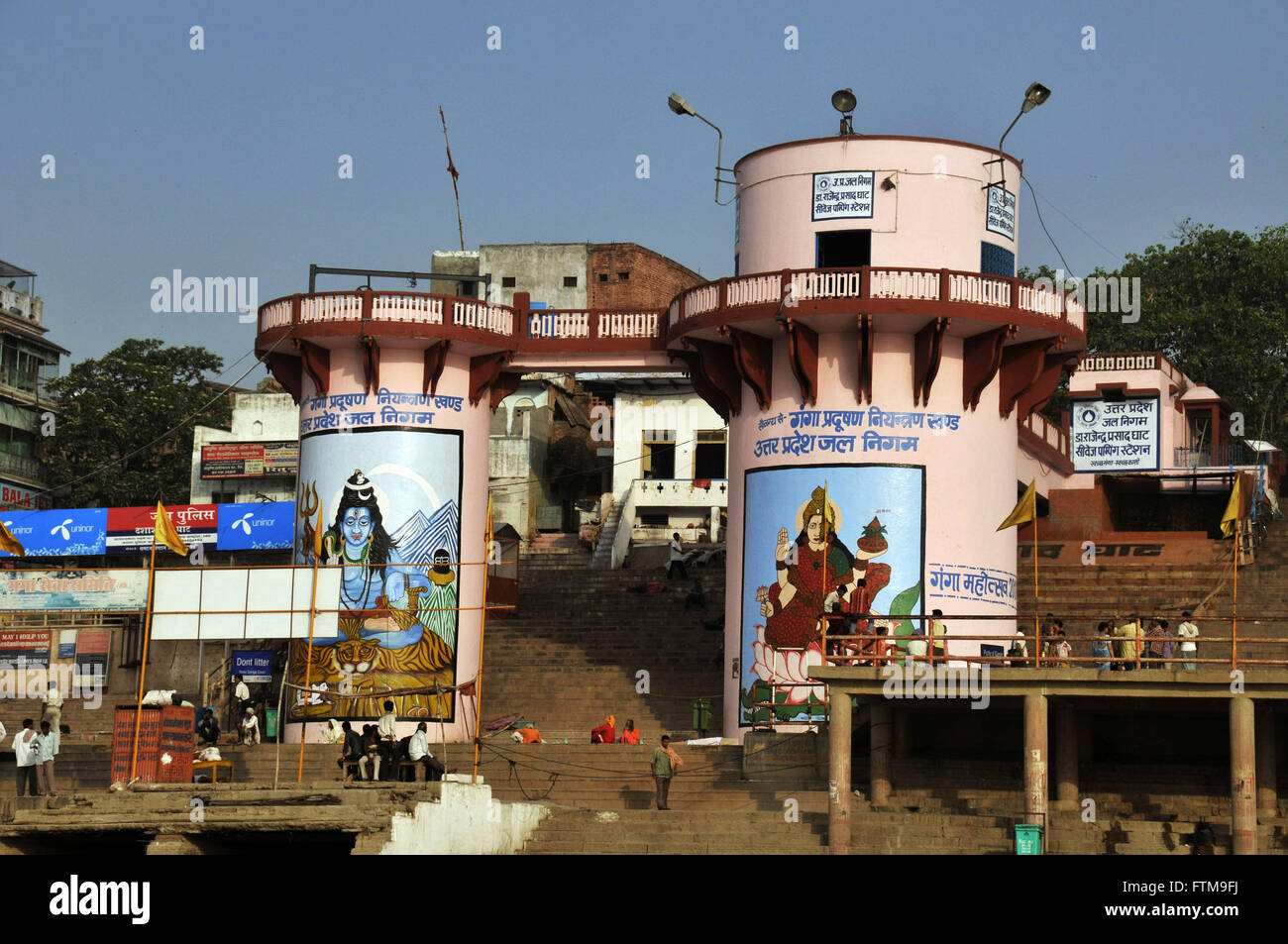 Tempio sulle rive del Fiume Gange nella città di Varanasi - considerato un fiume sacro per gli Indù Foto Stock