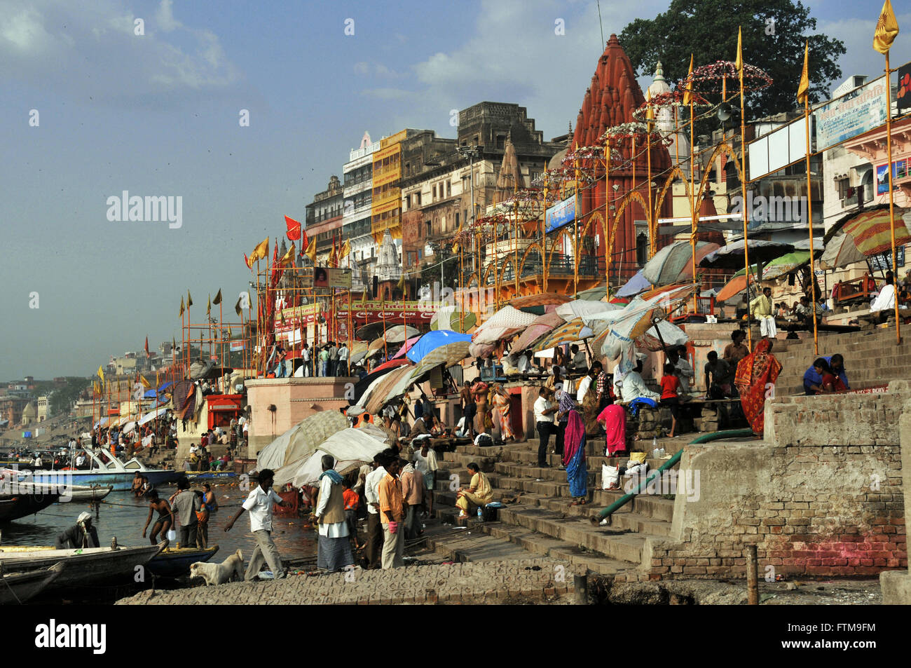 Gange fiume sul bordo della città di Varanasi - considerato un fiume sacro per gli Indù Foto Stock