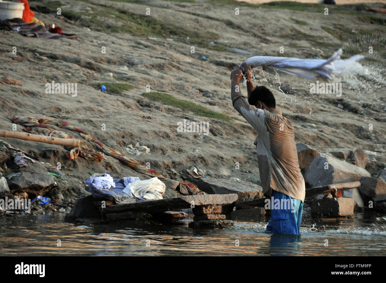 Gange fiume sul bordo della città di Varanasi - considerato un fiume sacro per gli Indù Foto Stock