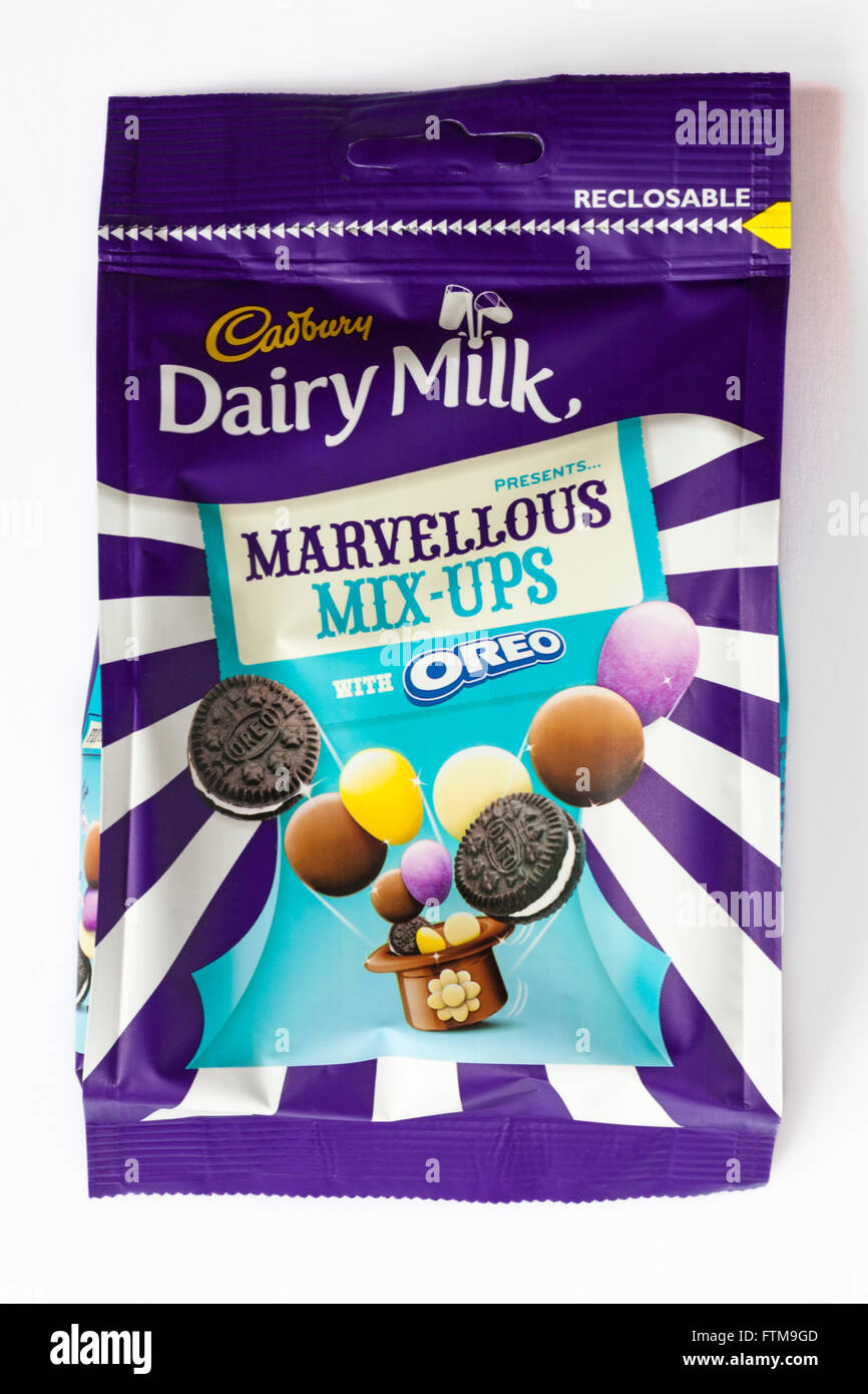 Pacchetto di Cadbury latte caseario presenta meraviglioso mix-up con Oreo isolati su sfondo bianco Foto Stock