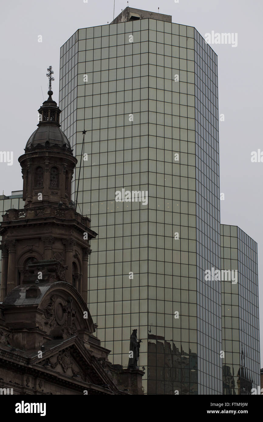 Dettaglio della Cattedrale di Santiago la costruzione del XVI secolo e moderna torre commerciale Foto Stock